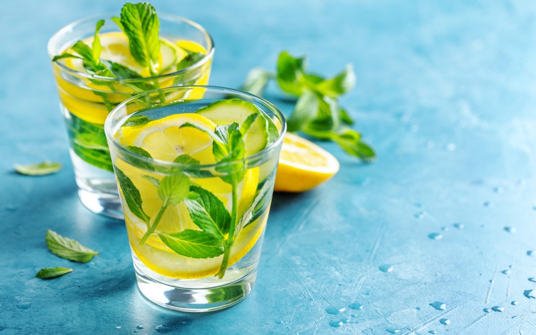 Água aromatizada de limão, lima e manjericão