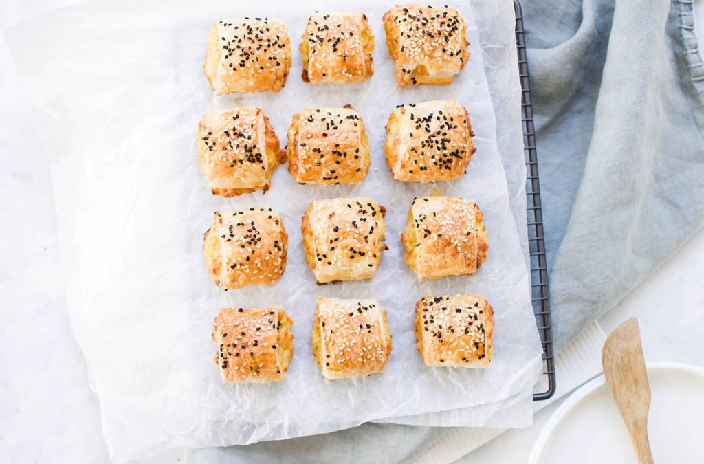 Ricotta cheese and raisin rolls with sesame seeds